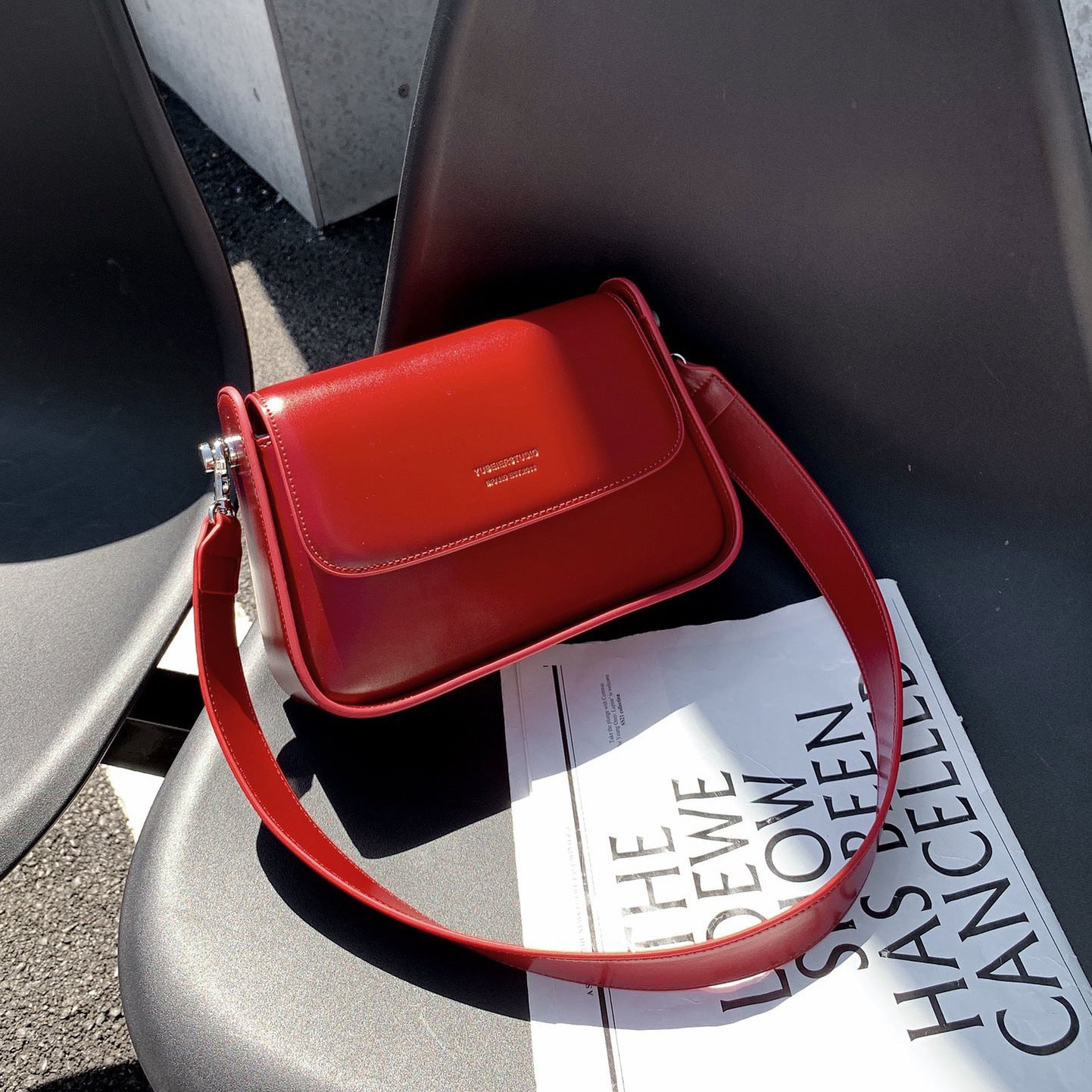Retro und modische kleine quadratische Tasche aus veganem Leder für Damen