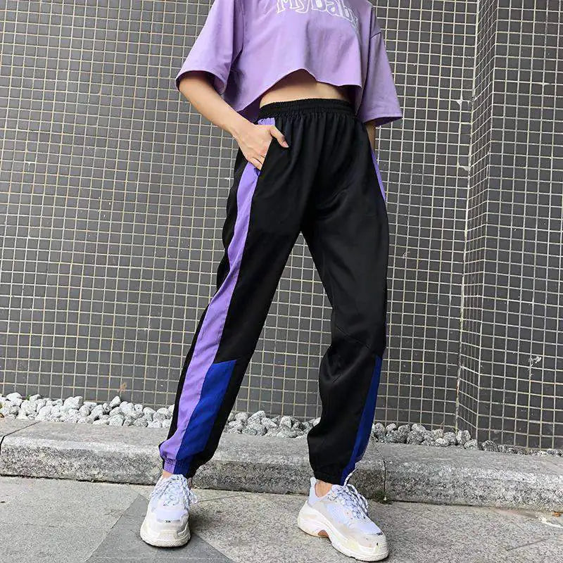 Gestreifte Sport-Jogginghose mit hoher Taille