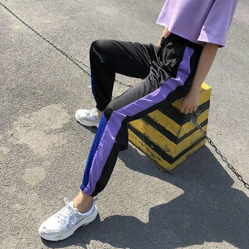 Gestreifte Sport-Jogginghose mit hoher Taille