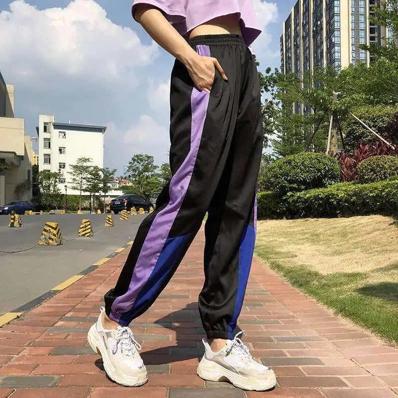 Gestreifte Sport-Jogginghose mit hoher Taille