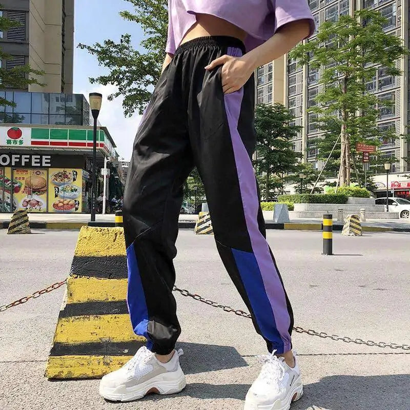 Gestreifte Sport-Jogginghose mit hoher Taille
