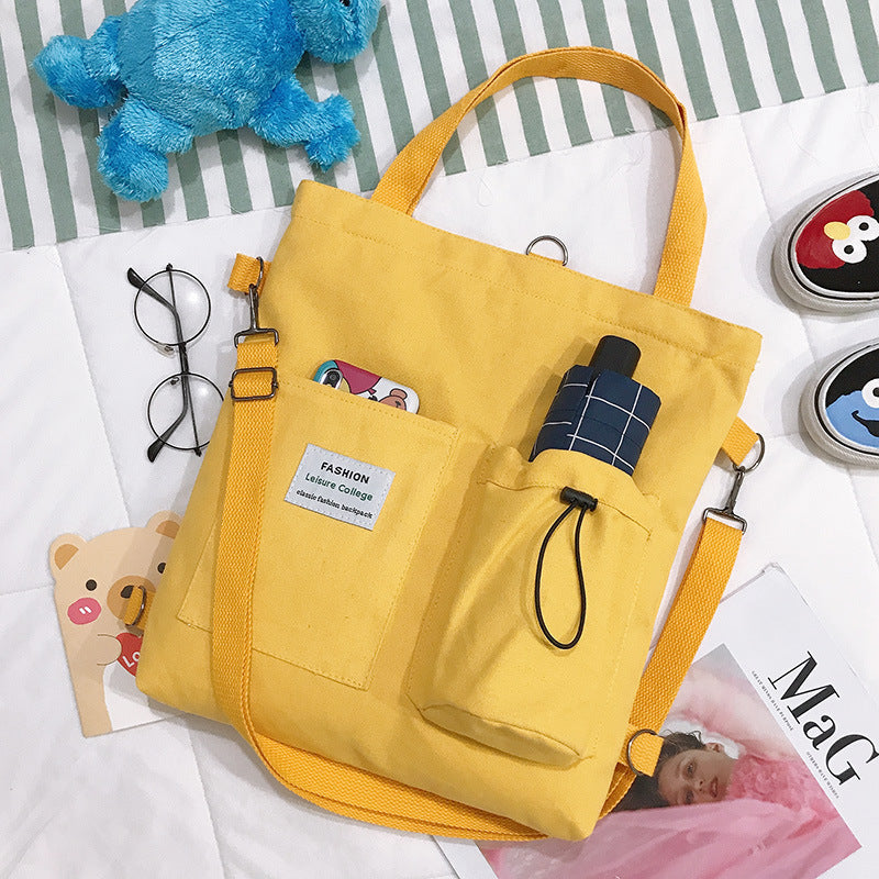 Quadratische Canvas Tasche Dame mit einer Schulter geschlungen