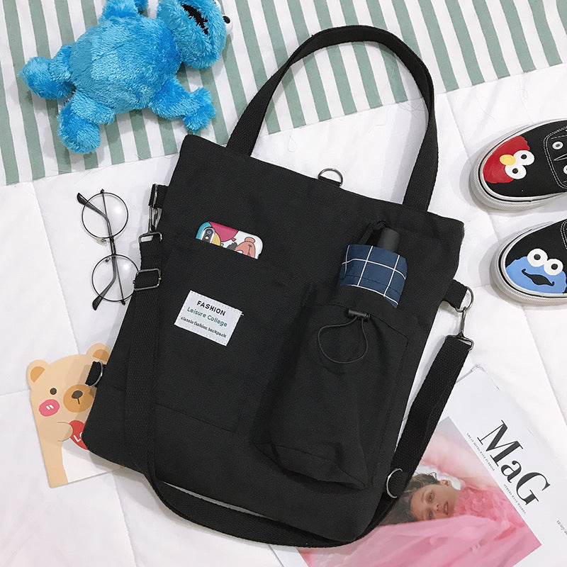 Quadratische Canvas Tasche Dame mit einer Schulter geschlungen