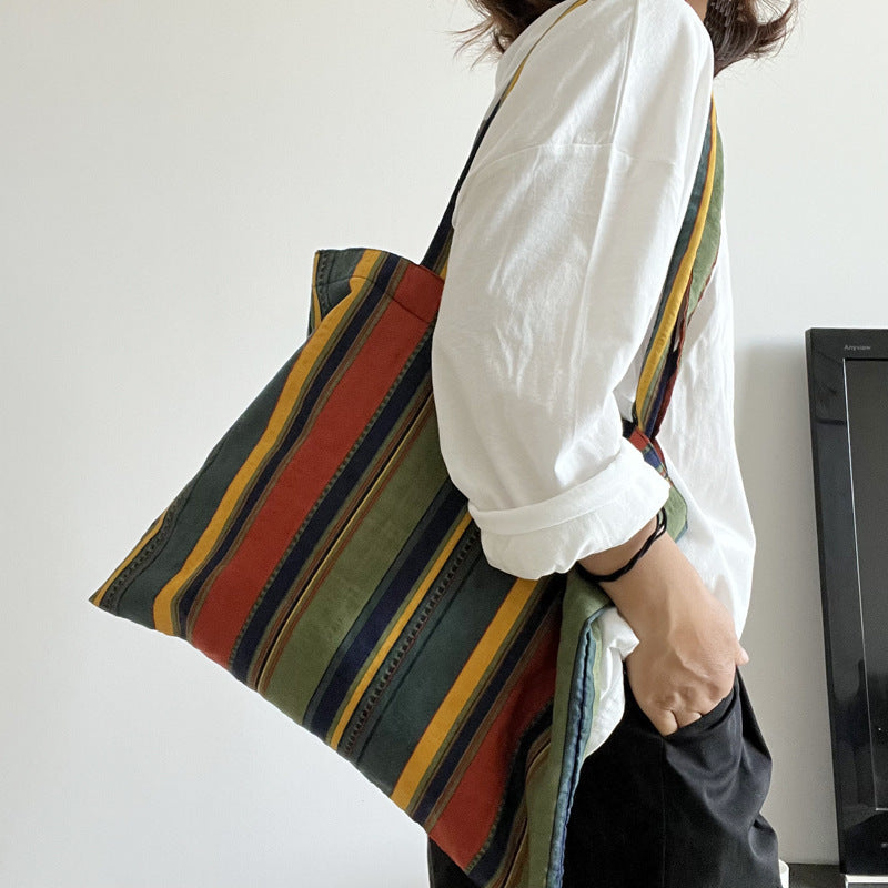 Umhängetasche im Retro-Look mit kontrastierenden Regenbogenstreifen