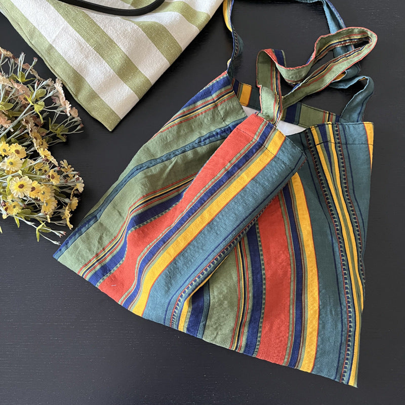 Umhängetasche im Retro-Look mit kontrastierenden Regenbogenstreifen